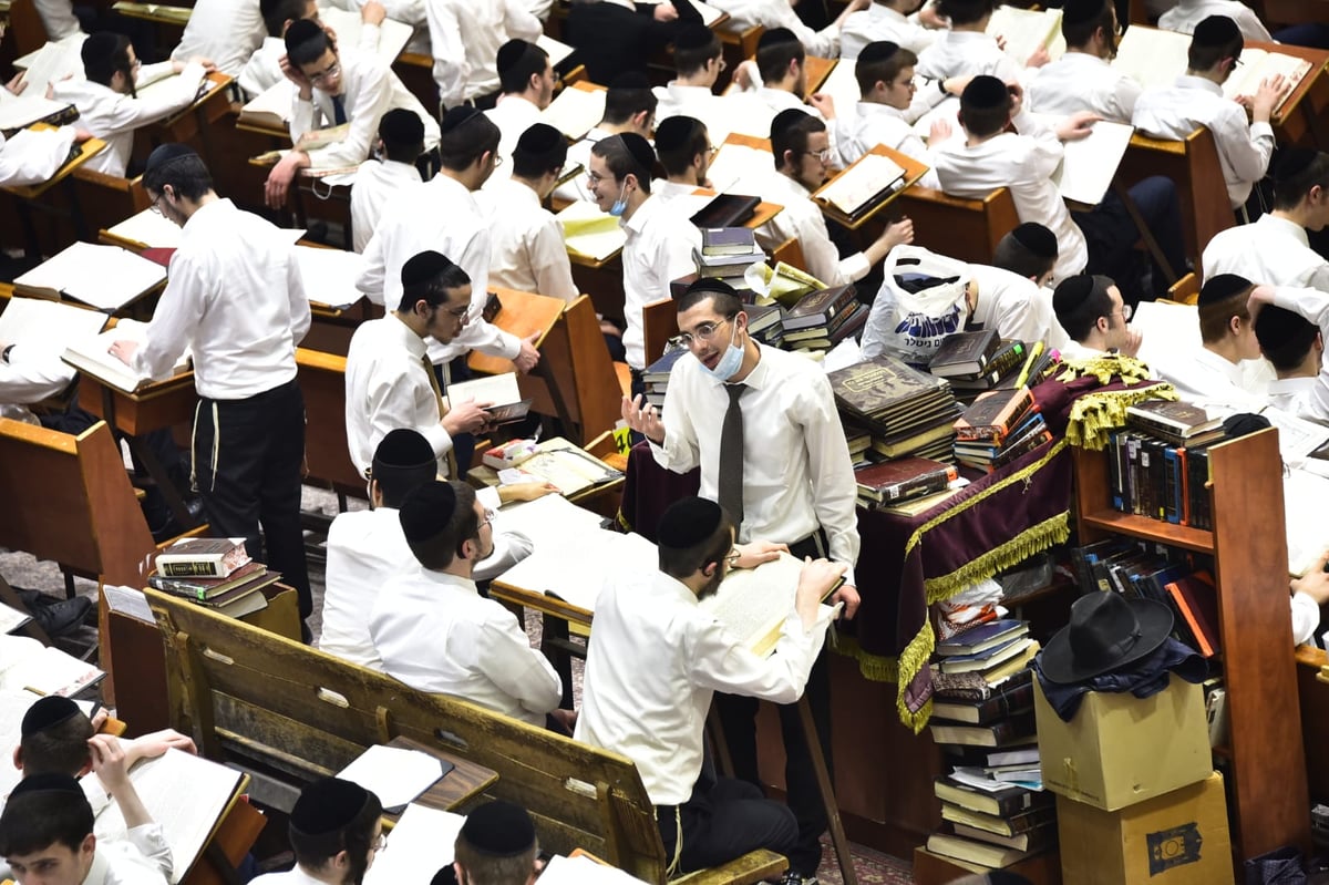 מרגש: סדר לימוד ליל פורים בישיבת פוניבז'