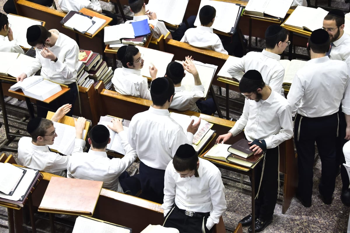 מרגש: סדר לימוד ליל פורים בישיבת פוניבז'