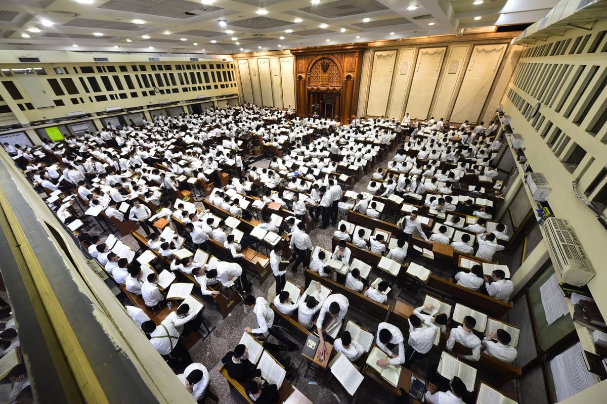 מרגש: סדר לימוד ליל פורים בישיבת פוניבז'