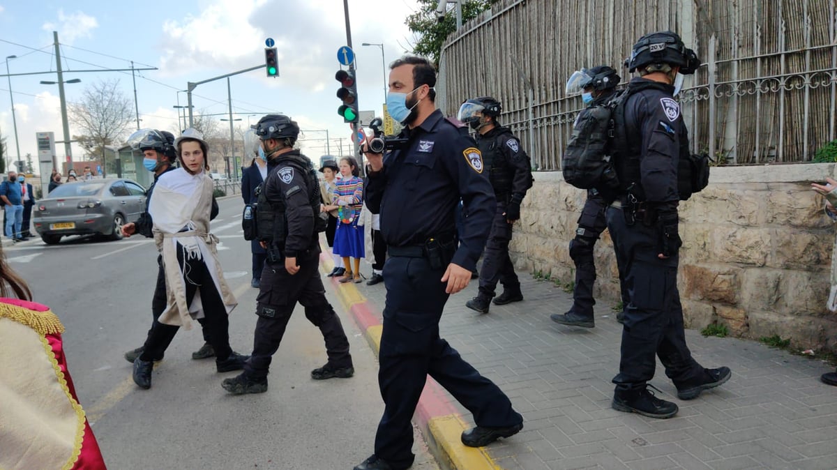 בובת שוטר נתלתה בשכונת בית ישראל - והוסרה על ידי שוטרים; תיעוד