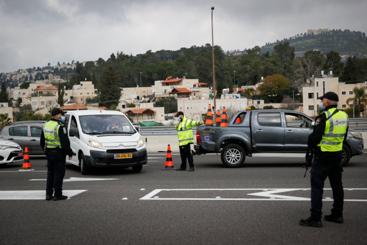 השוטרים אוכפים את הסגר במחלף עין חמד