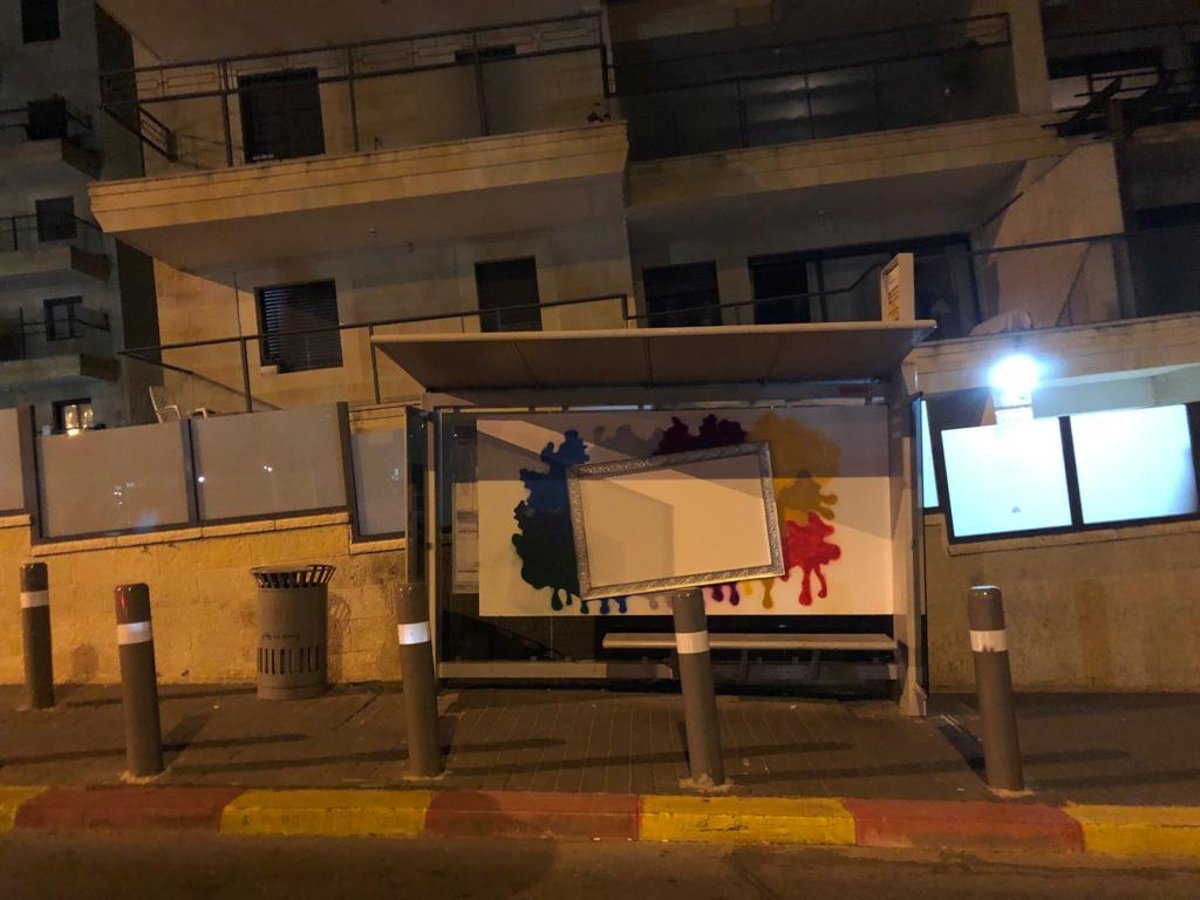 האמנית קישטה את התחנות של בית וגן; צפו