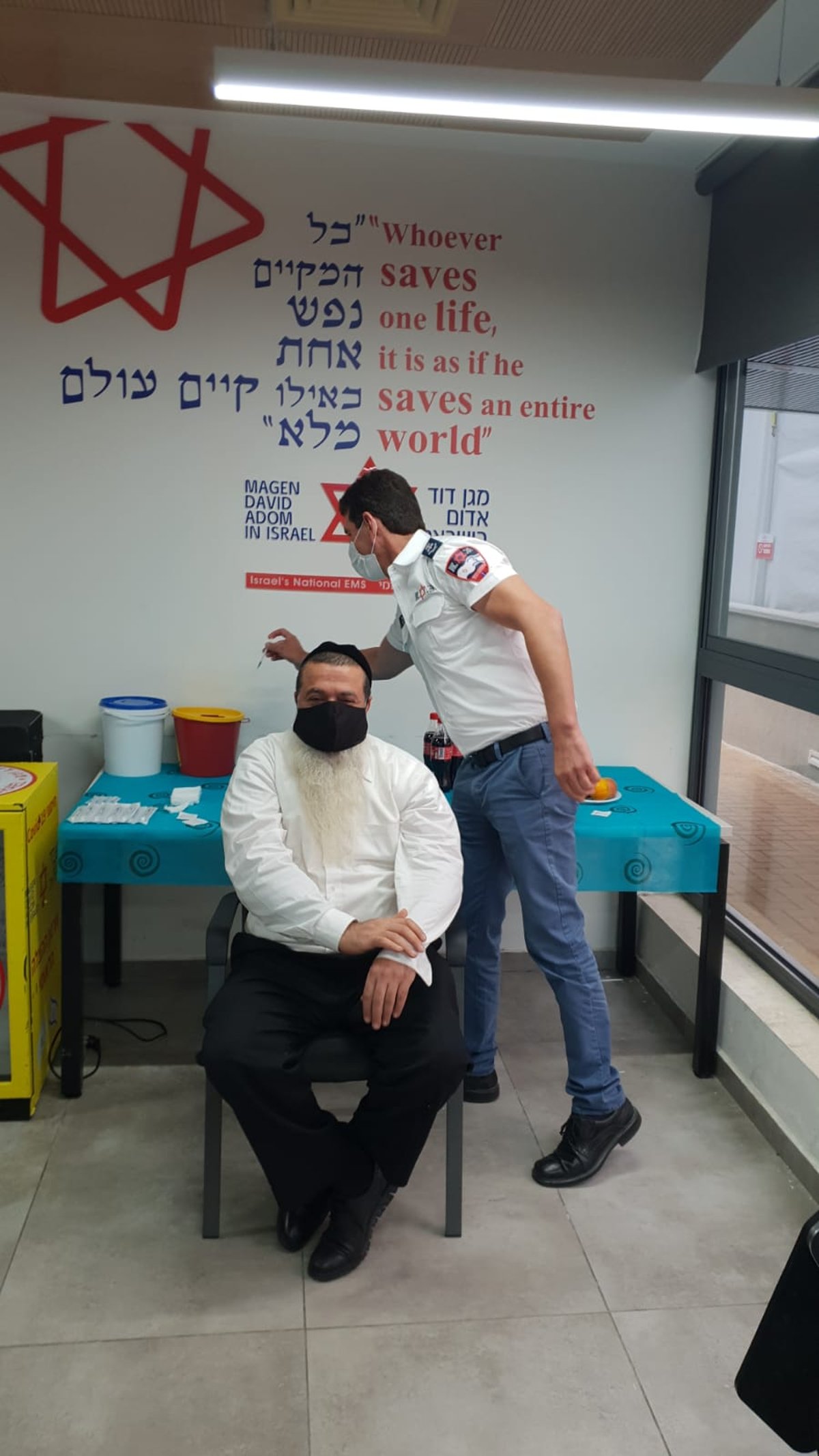 לאחר שהחלים: הרב יגאל כהן התחסן נגד הנגיף; צפו בתיעוד