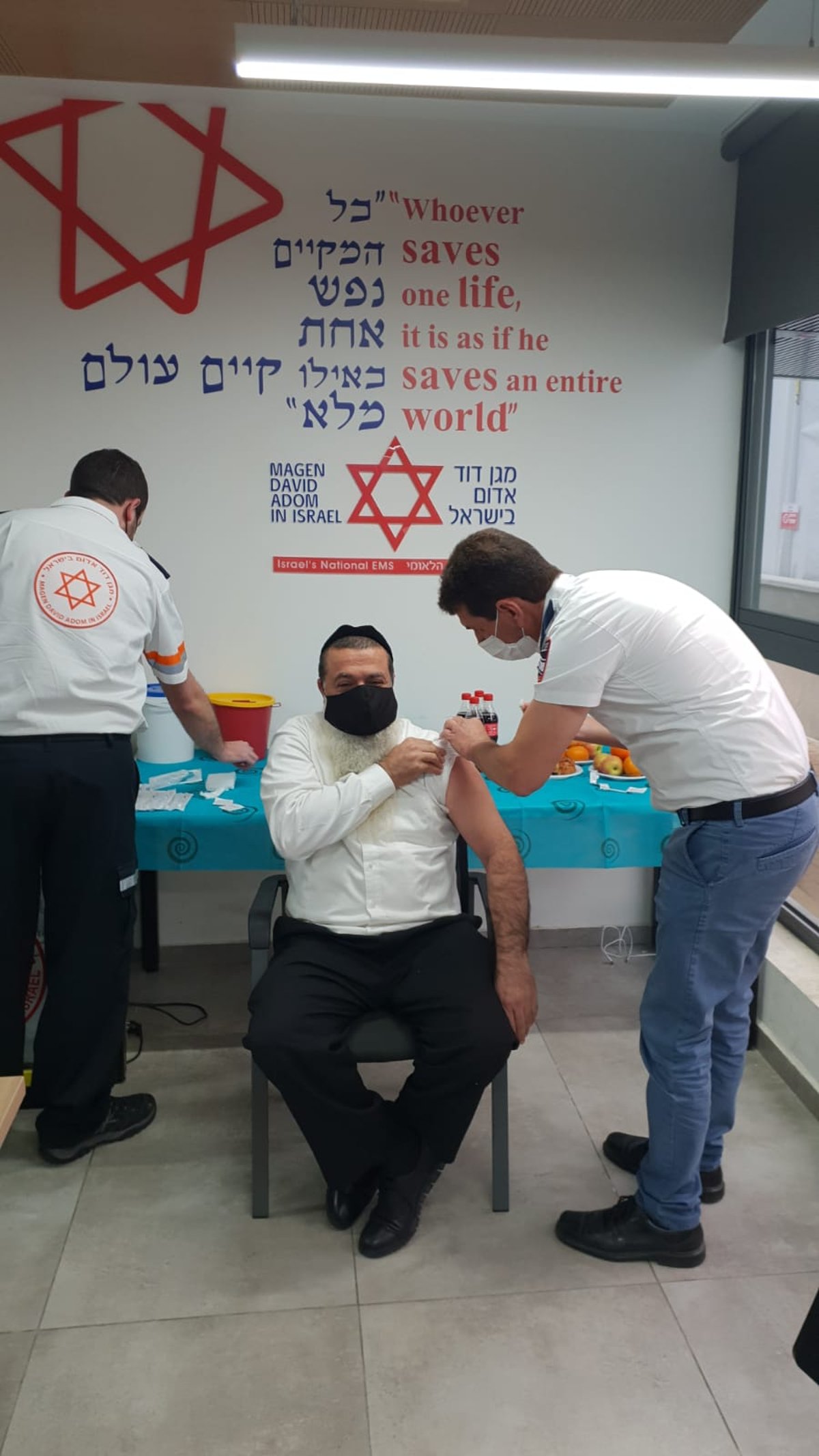 לאחר שהחלים: הרב יגאל כהן התחסן נגד הנגיף; צפו בתיעוד