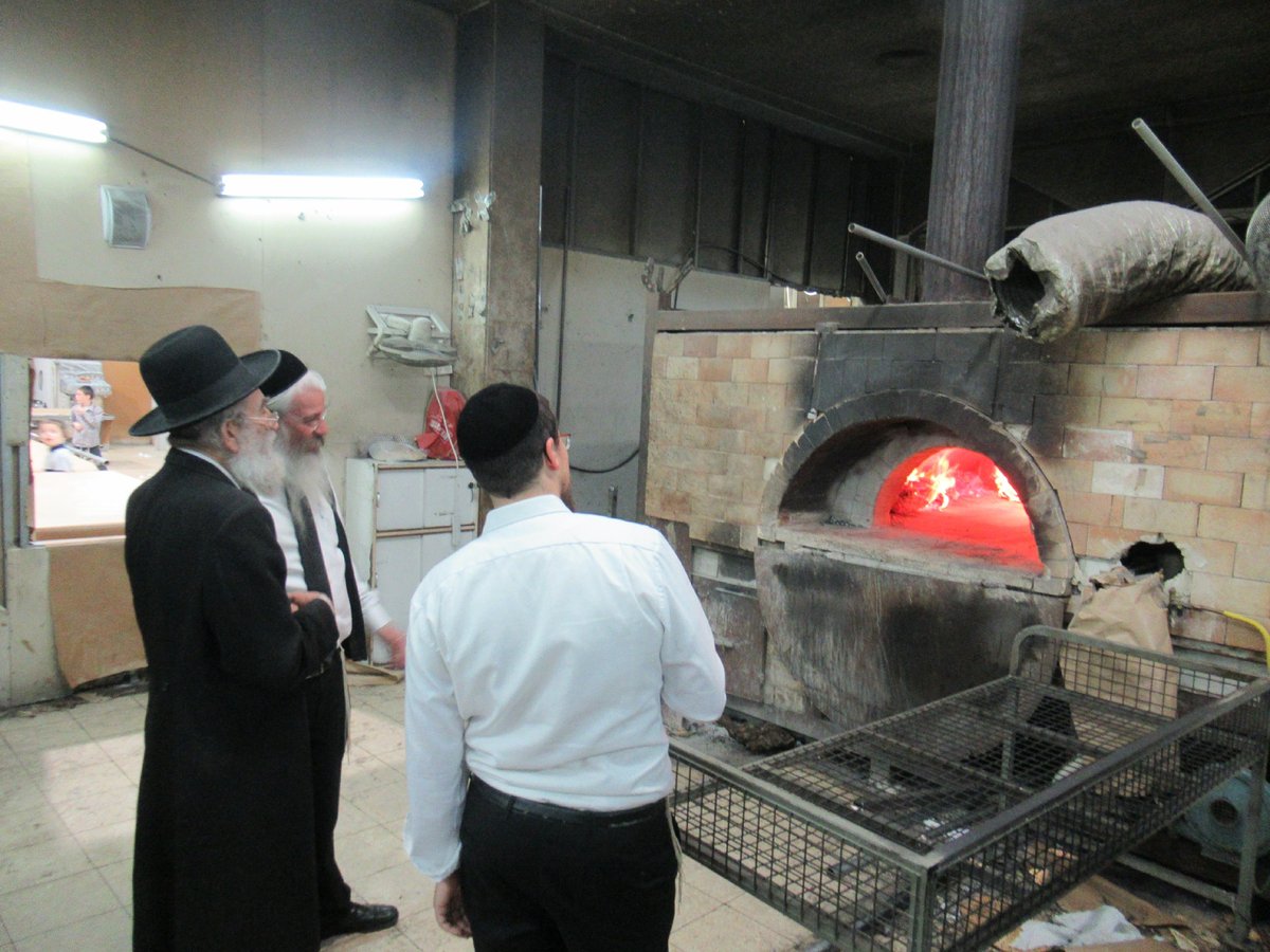 ה'חבורה' של פוניבז' באפיית מצות • תיעוד