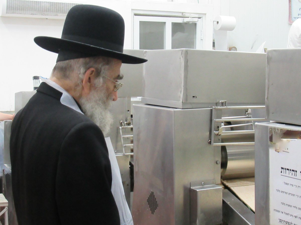 ה'חבורה' של פוניבז' באפיית מצות • תיעוד