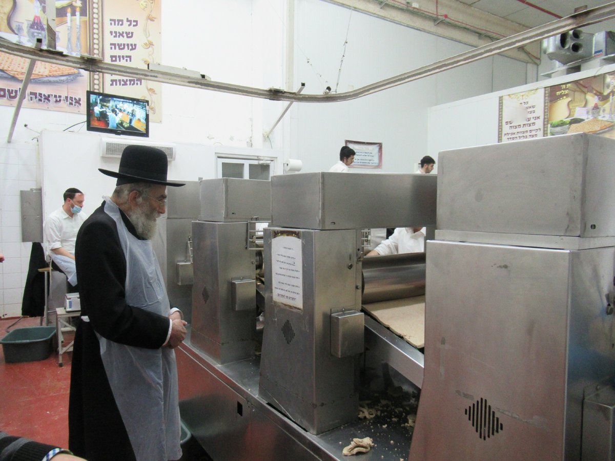 ה'חבורה' של פוניבז' באפיית מצות • תיעוד