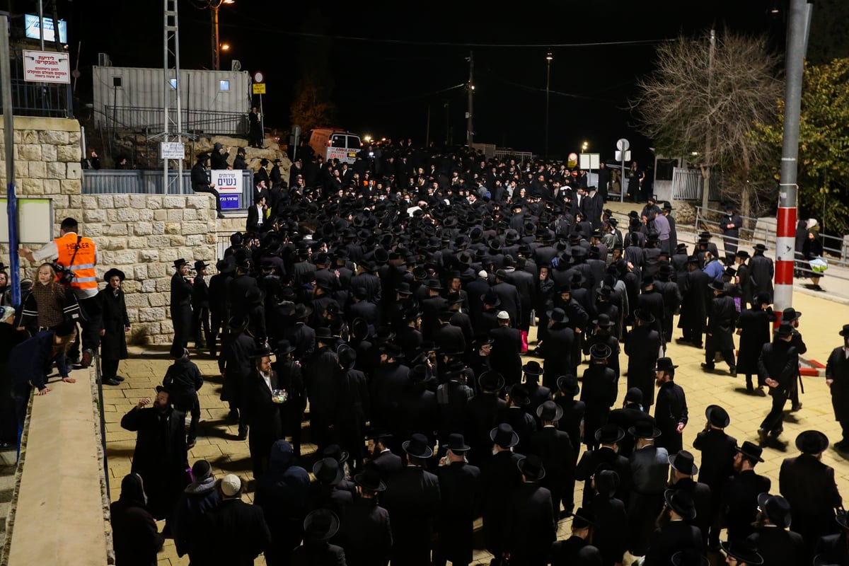 תיעוד: המונים בהלווית גאב"ד קארלסבורג זצ"ל