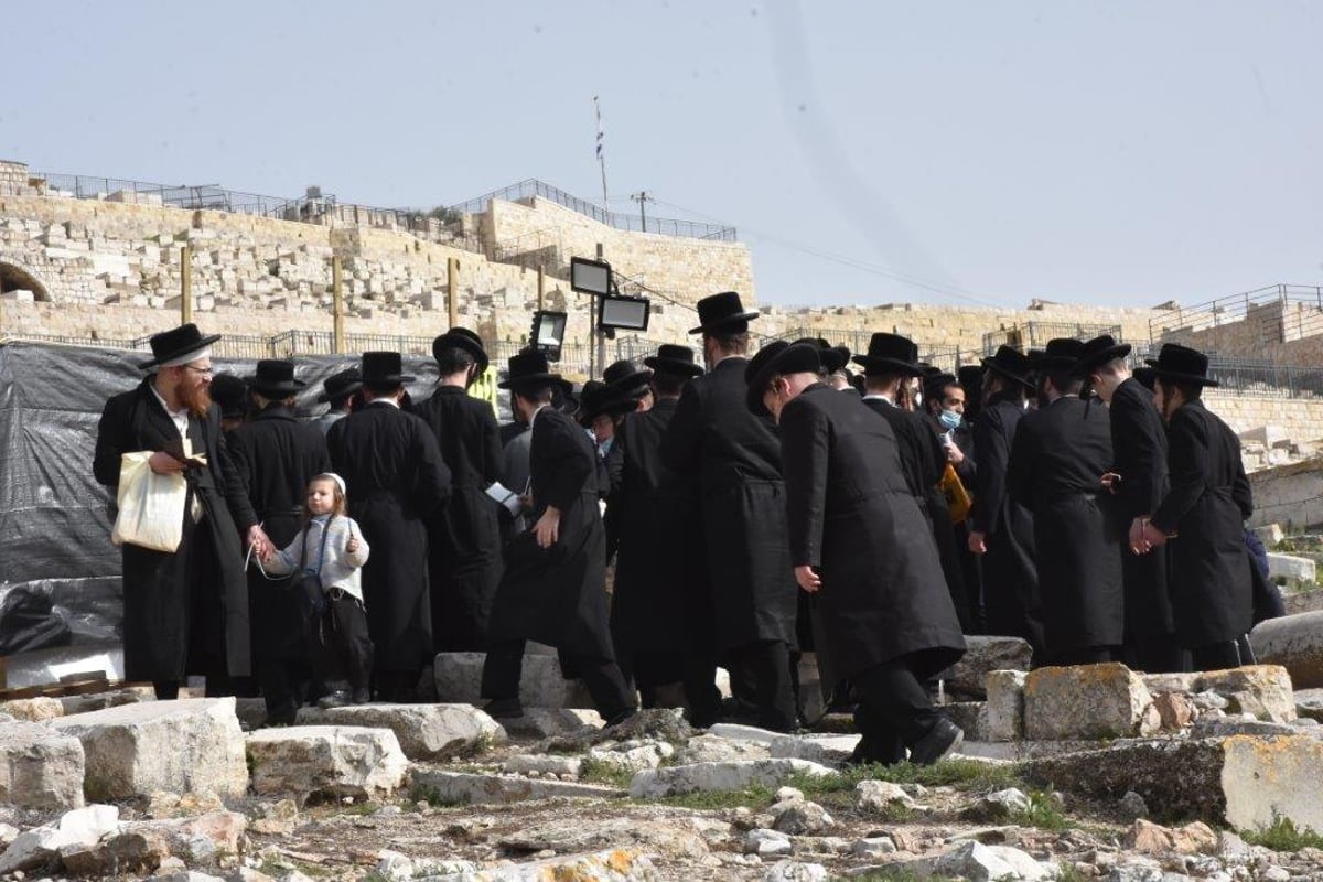 תיעוד: המונים בהילולת הרה"ק רבי גרשון מקיטוב זיע"א