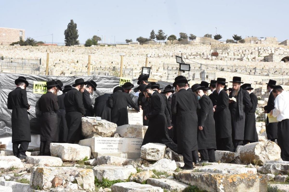 תיעוד: המונים בהילולת הרה"ק רבי גרשון מקיטוב זיע"א