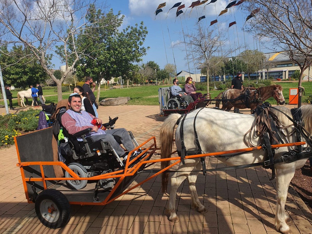 כך נראתה יציאת המוגבלים לטבע בתום שנה שהיו נצורים בהוסטל