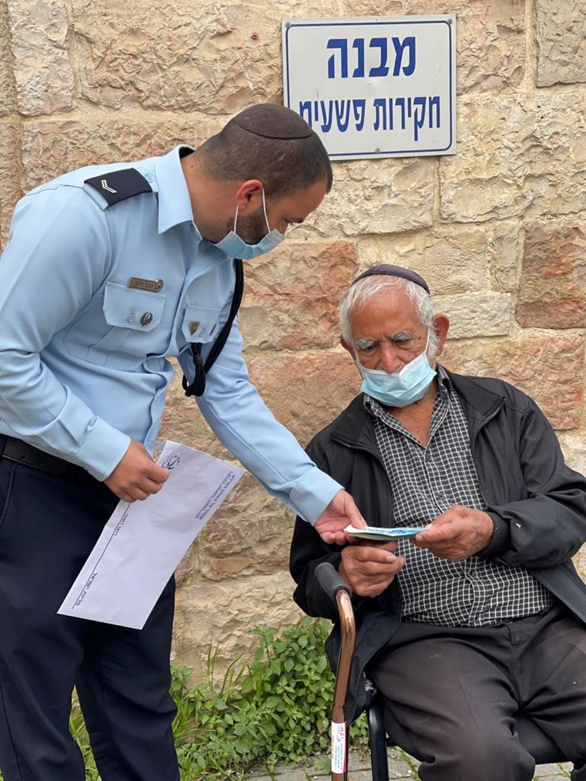 חוקרי המשטרה השיבו לקשיש את כספו