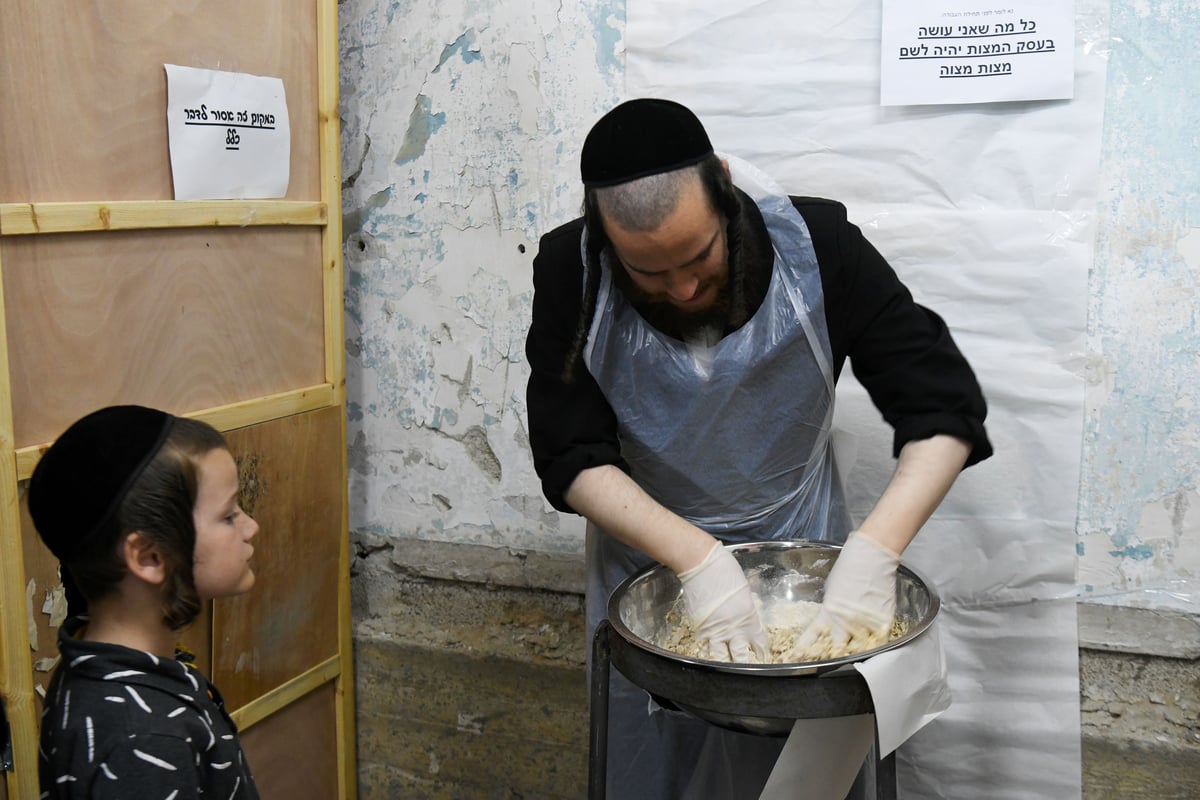 תיעוד מיוחד: כך אופים מצות ברחובות; צפו