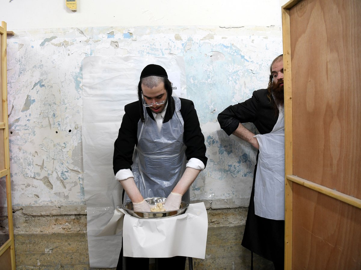 תיעוד מיוחד: כך אופים מצות ברחובות; צפו