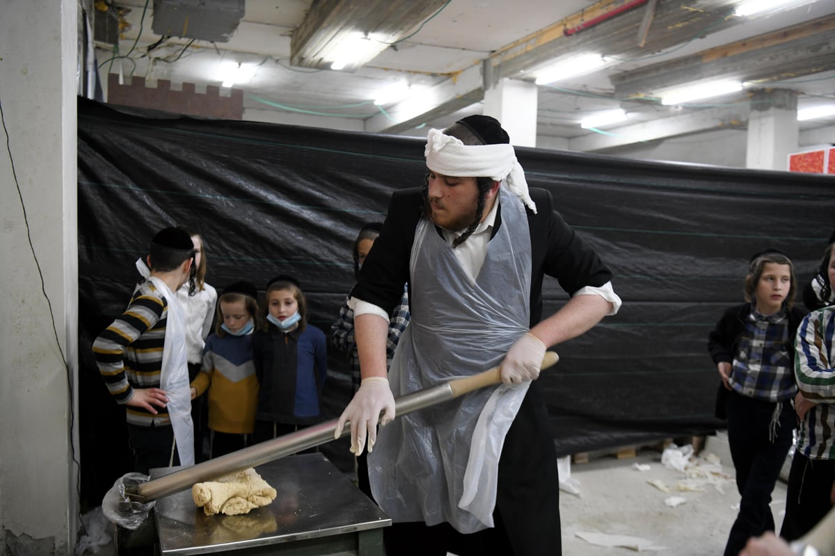 תיעוד מיוחד: כך אופים מצות ברחובות; צפו