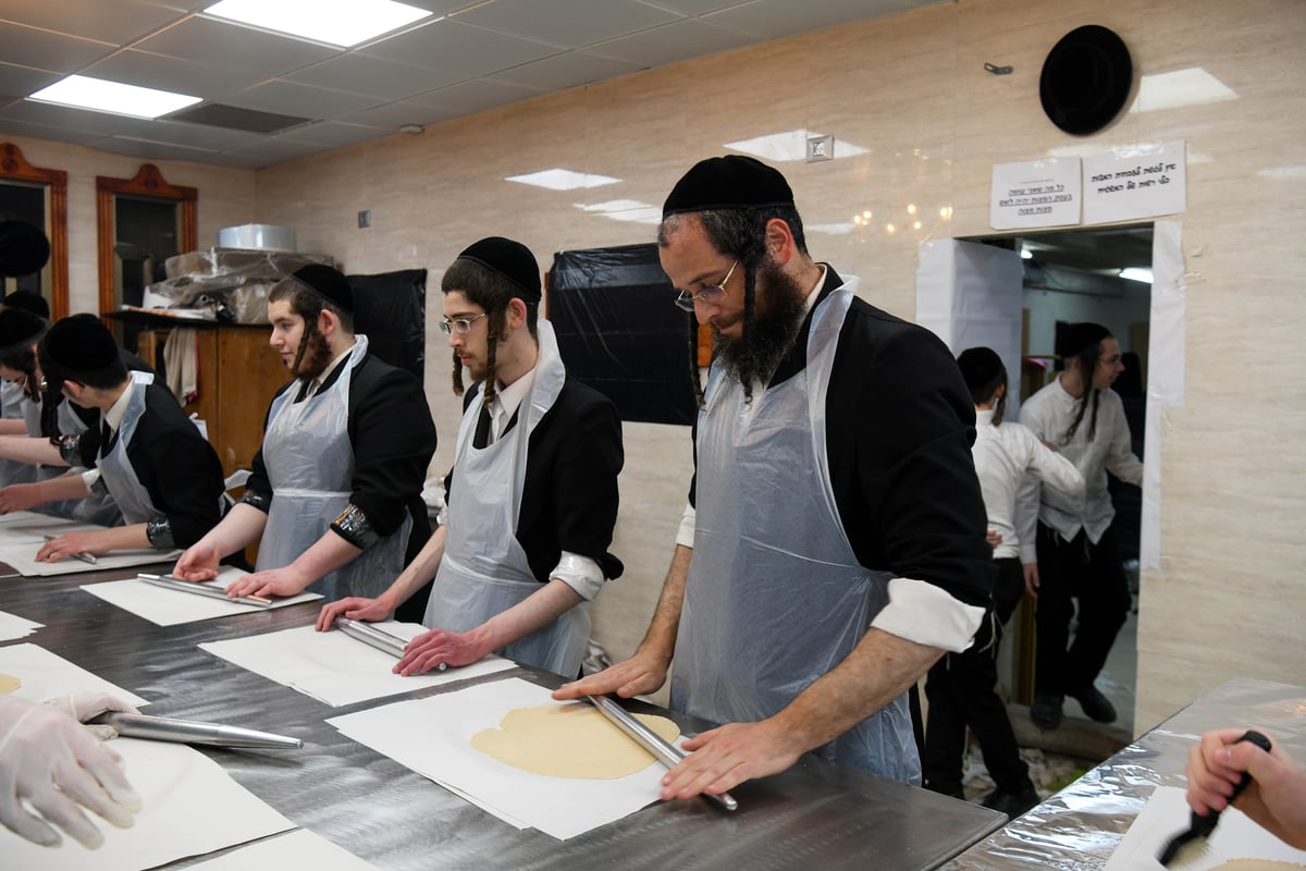 תיעוד מיוחד: כך אופים מצות ברחובות; צפו