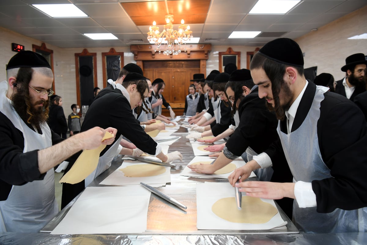 תיעוד מיוחד: כך אופים מצות ברחובות; צפו