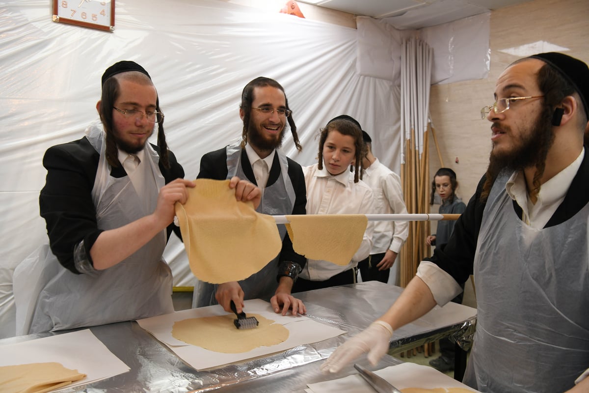 תיעוד מיוחד: כך אופים מצות ברחובות; צפו