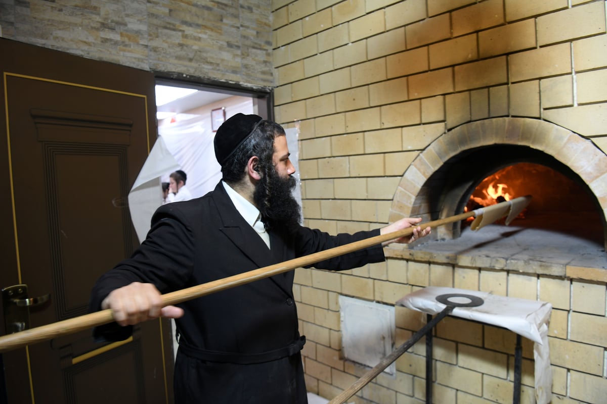 תיעוד מיוחד: כך אופים מצות ברחובות; צפו