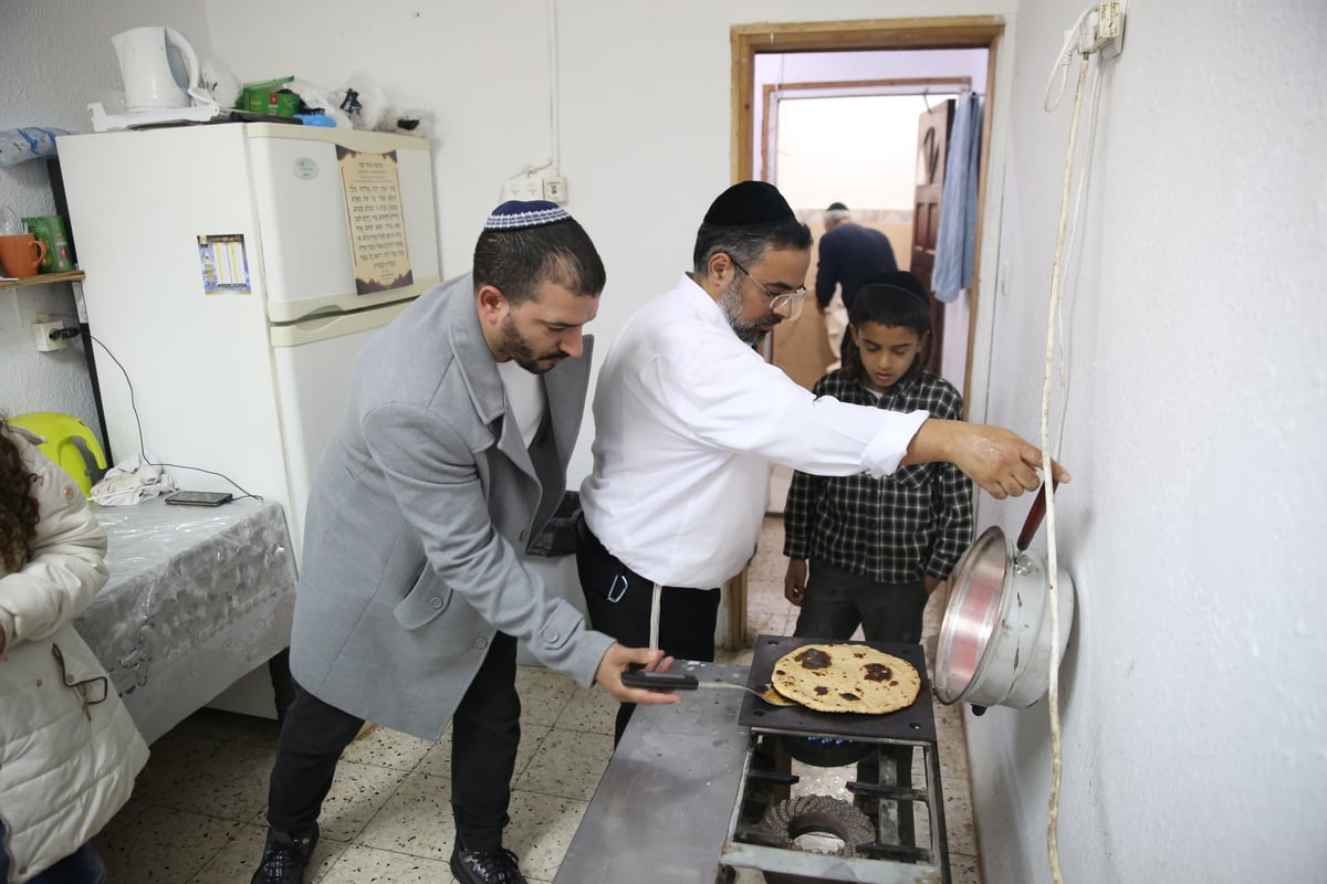 אפיית מצות תימניות / צפו בתיעוד הייחודי