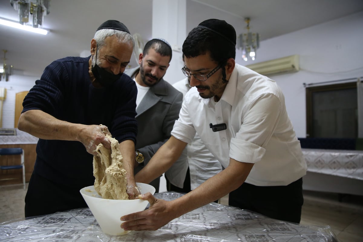 אפיית מצות תימניות / צפו בתיעוד הייחודי