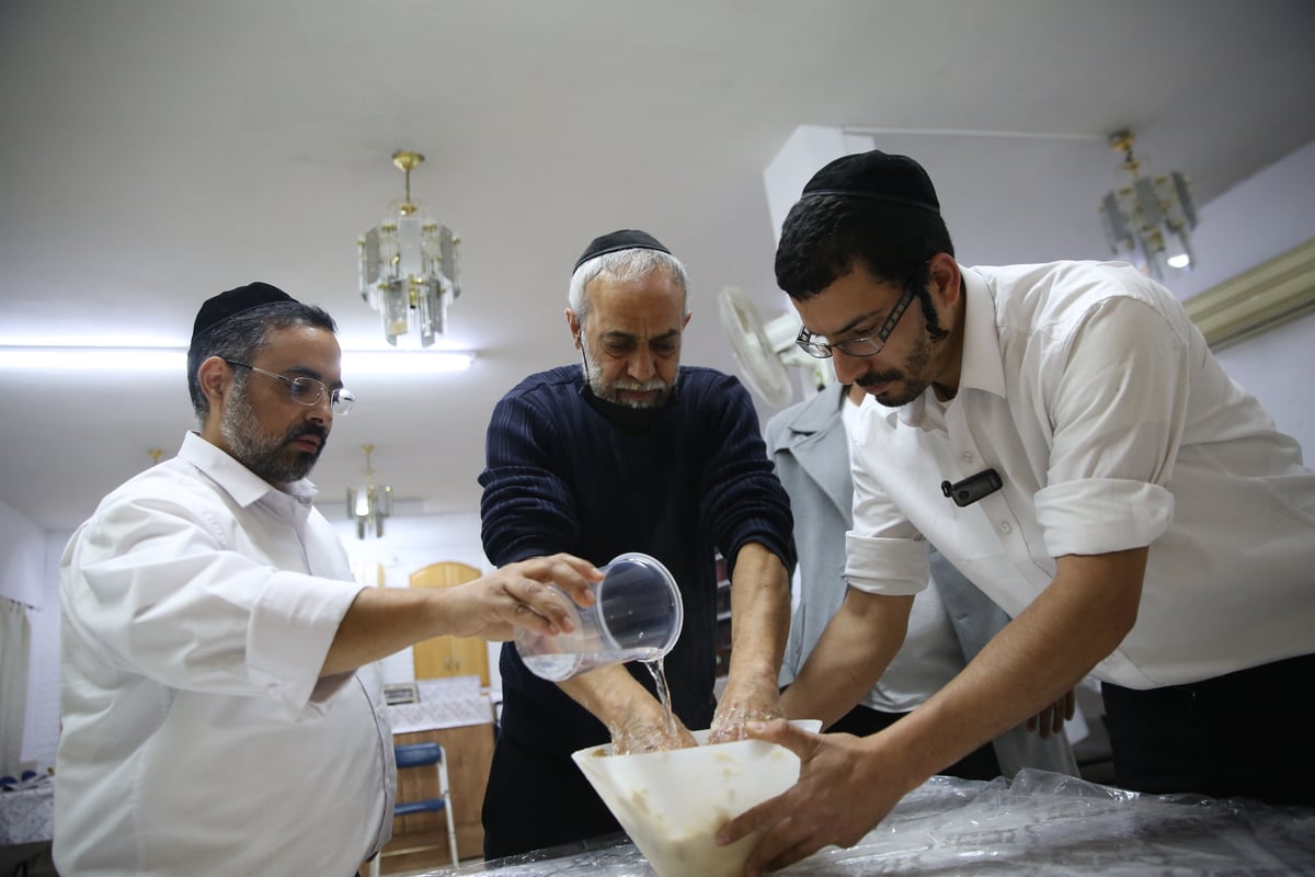 אפיית מצות תימניות / צפו בתיעוד הייחודי