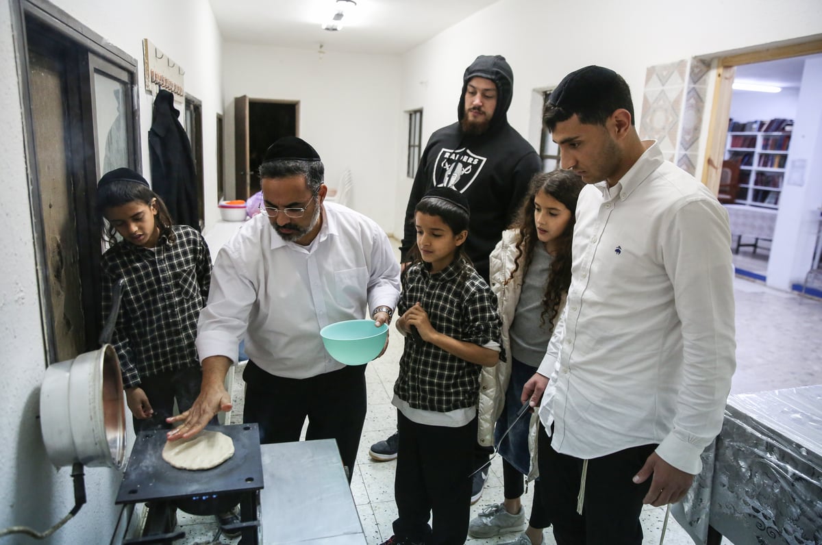 אפיית מצות תימניות / צפו בתיעוד הייחודי