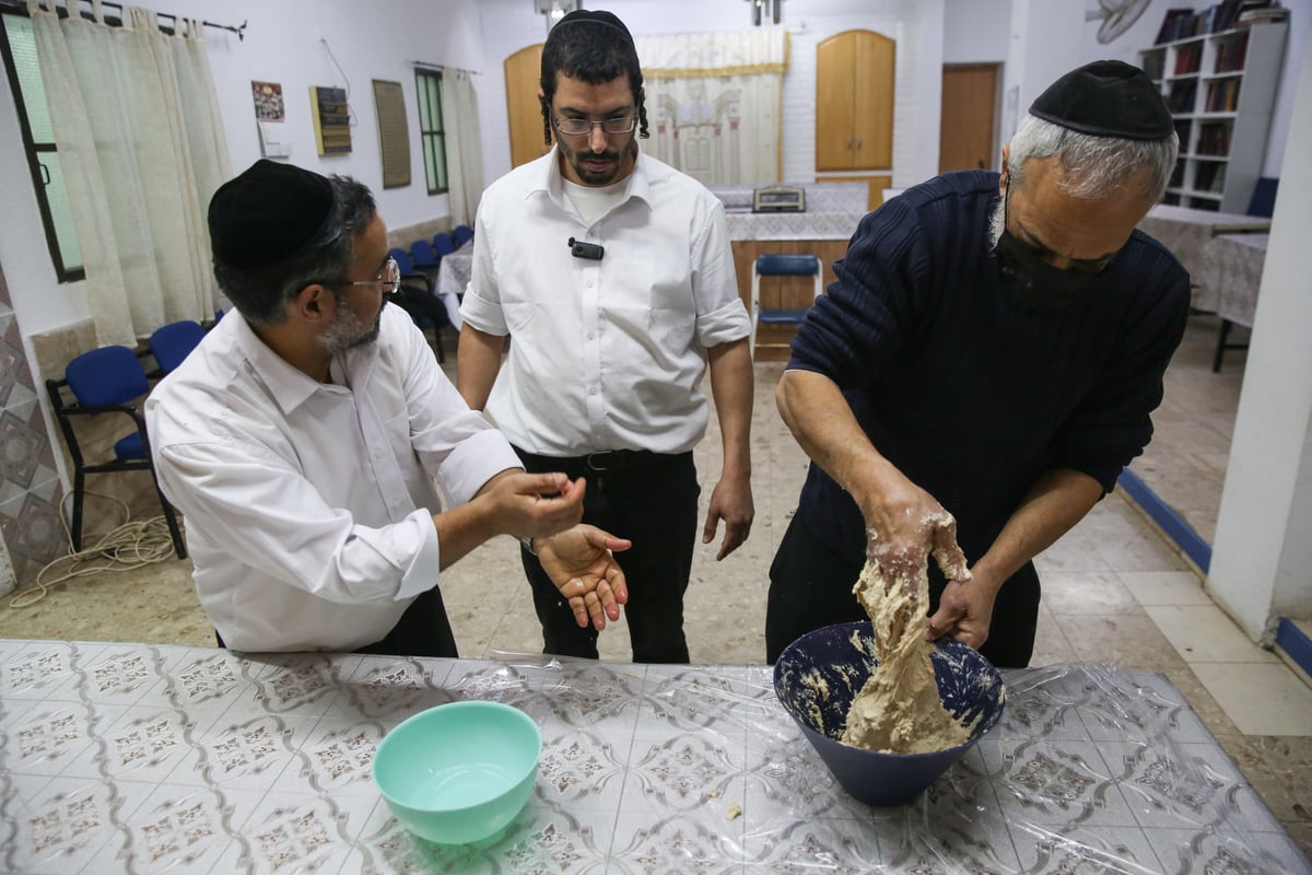 אפיית מצות תימניות / צפו בתיעוד הייחודי