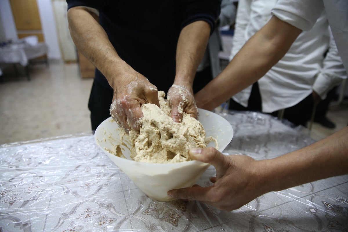 אפיית מצות תימניות / צפו בתיעוד הייחודי