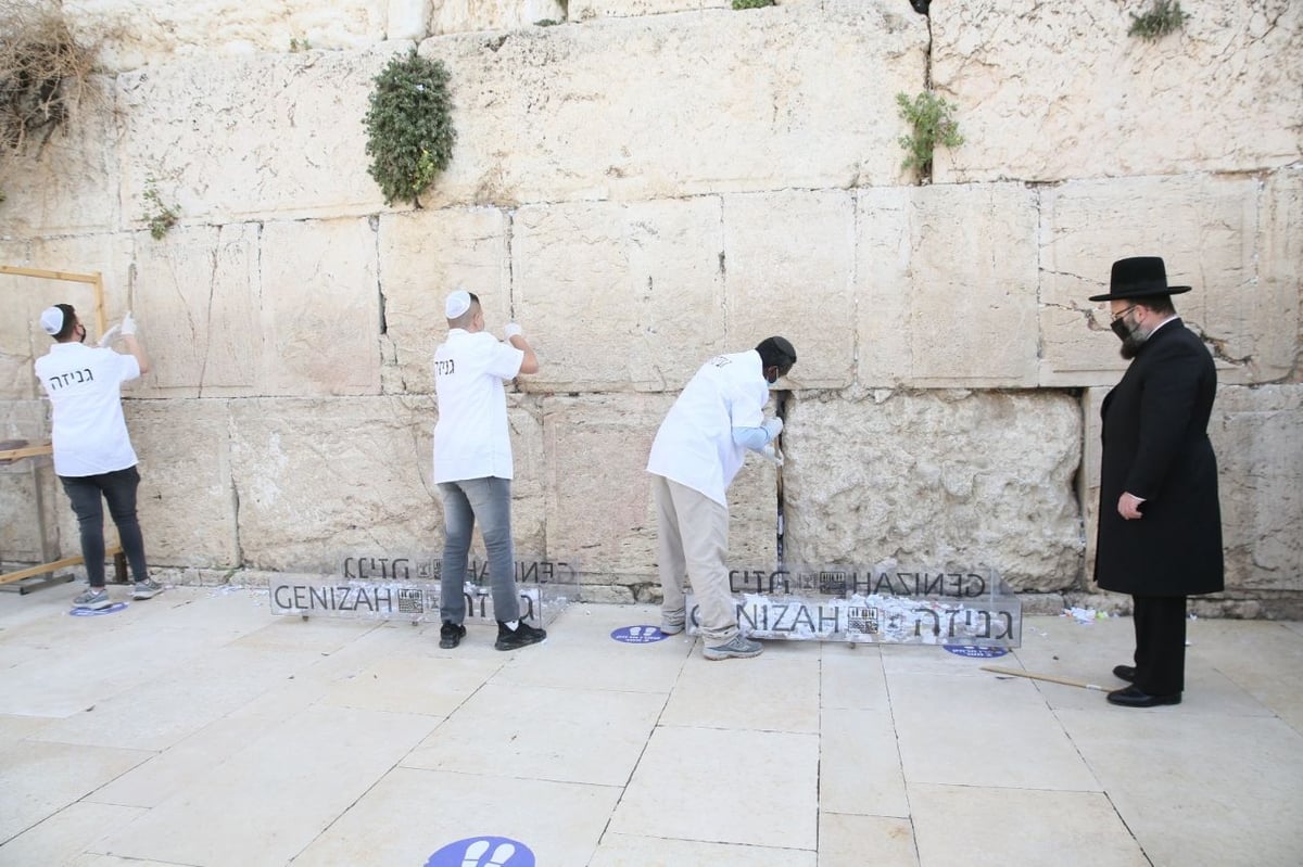 כמיטב המסורת: פינוי פתקי התפילה בכותל