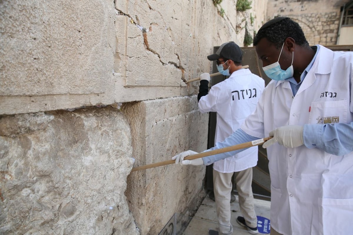 כמיטב המסורת: פינוי פתקי התפילה בכותל