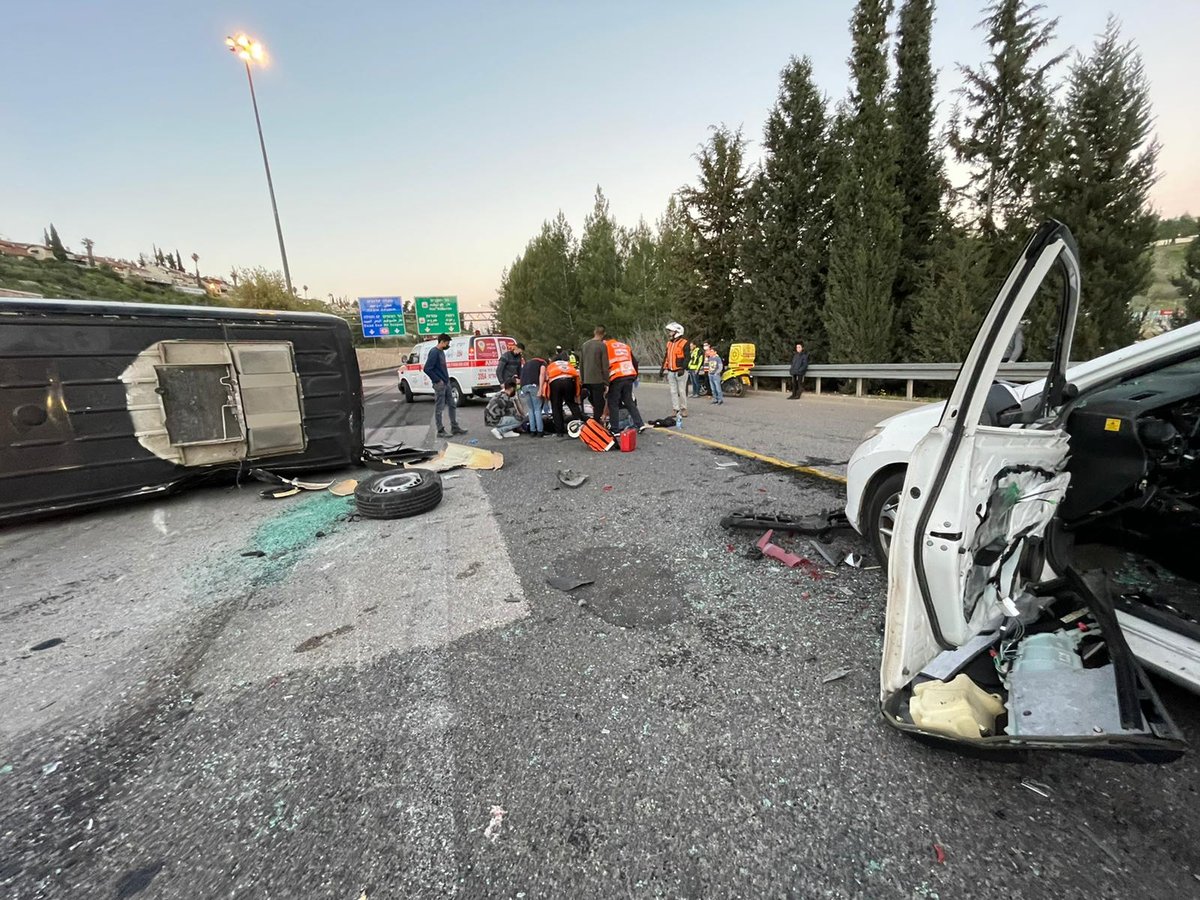 ירושלים: מיניבוס התהפך; 8 חרדים פונו לביה"ח