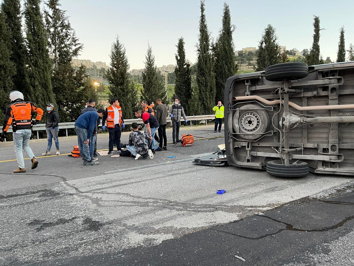 ירושלים: מיניבוס התהפך; 8 חרדים פונו לביה"ח