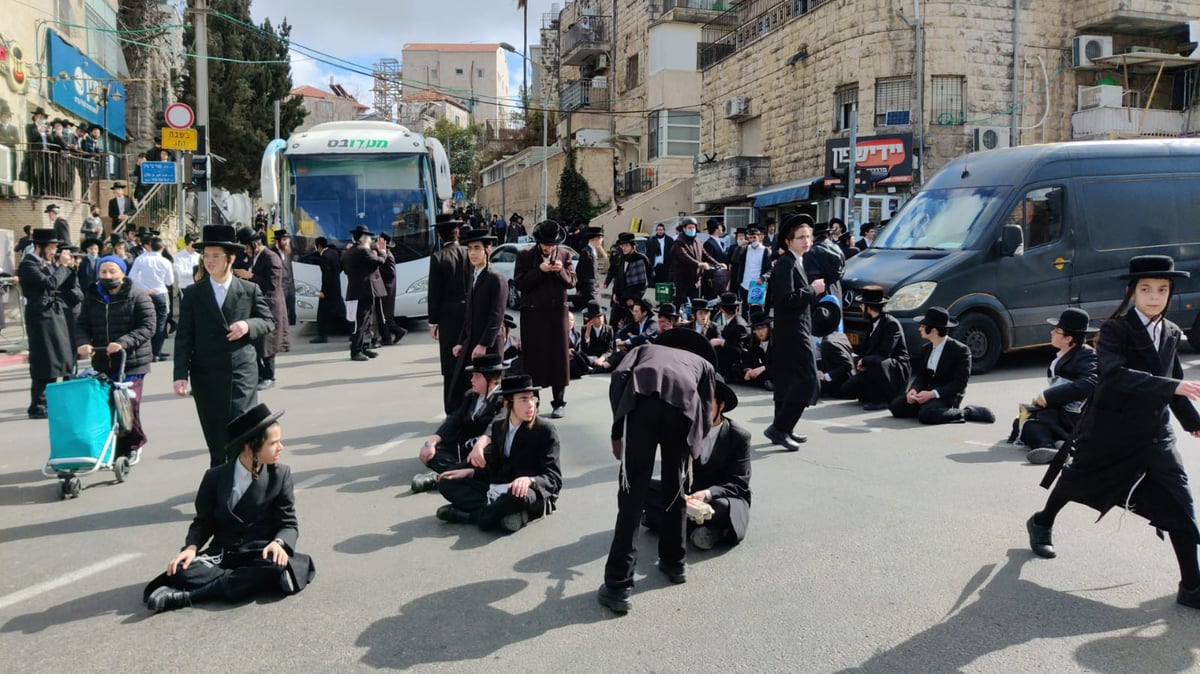 מעצר הבחורה: קיצוניים יצאו להפגין • תיעוד