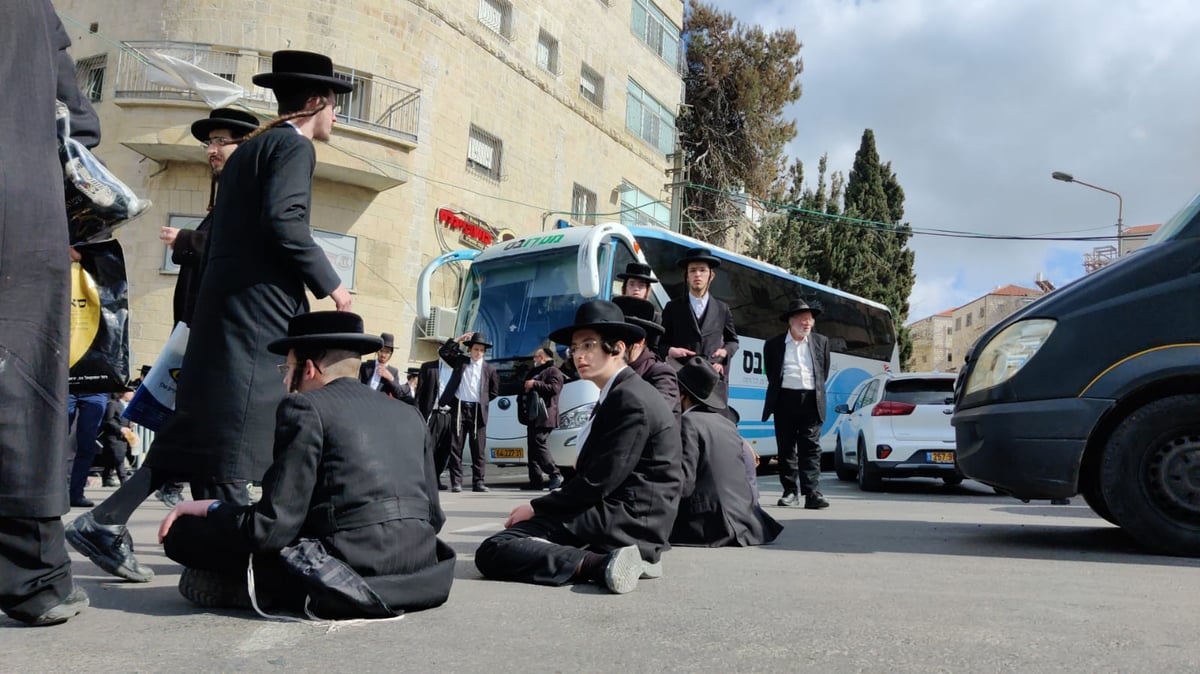 מעצר הבחורה: קיצוניים יצאו להפגין • תיעוד