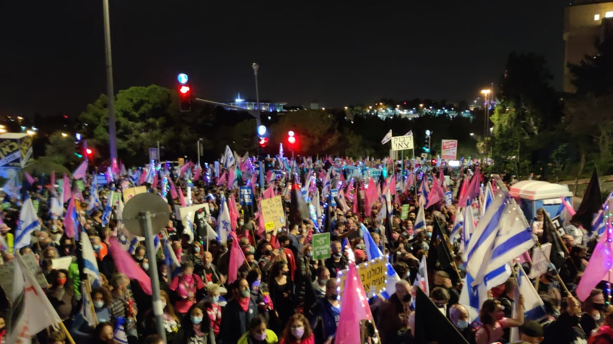 אלפים  מפגינים מול מעון רוה"מ בי-ם • צפו