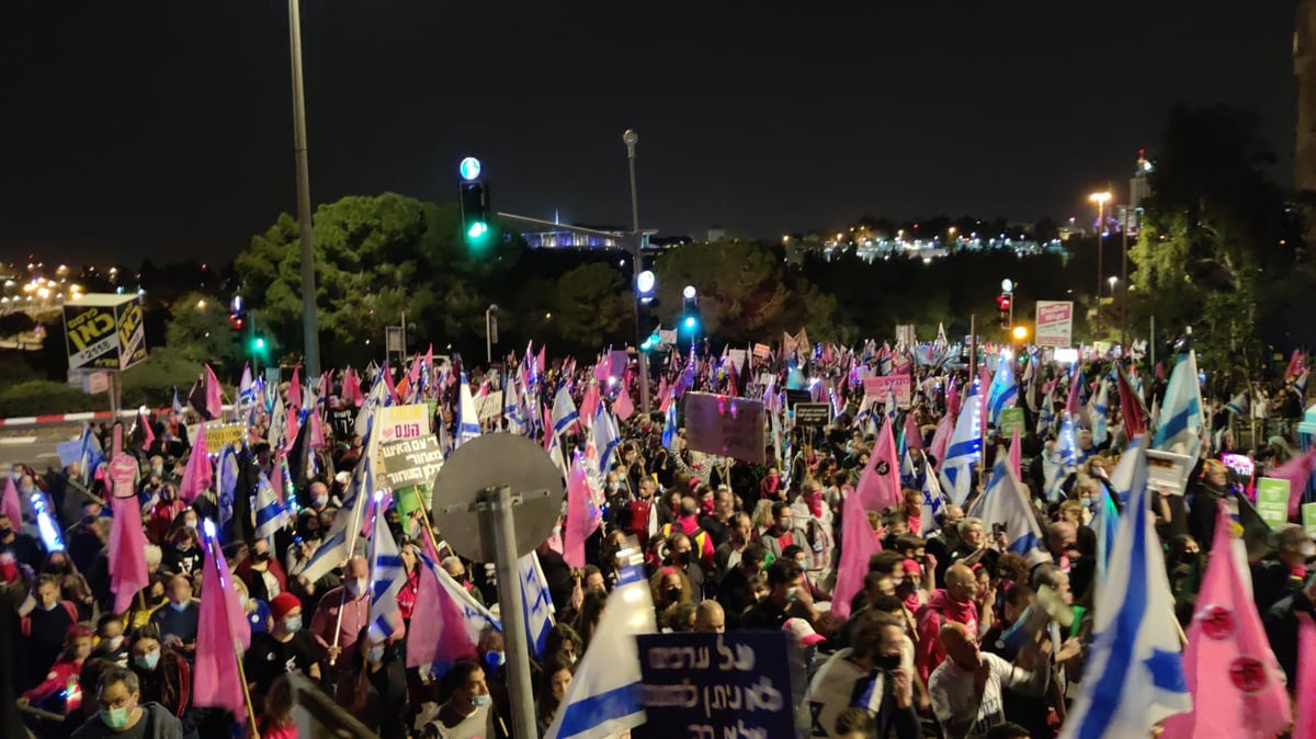 אלפים  מפגינים מול מעון רוה"מ בי-ם • צפו