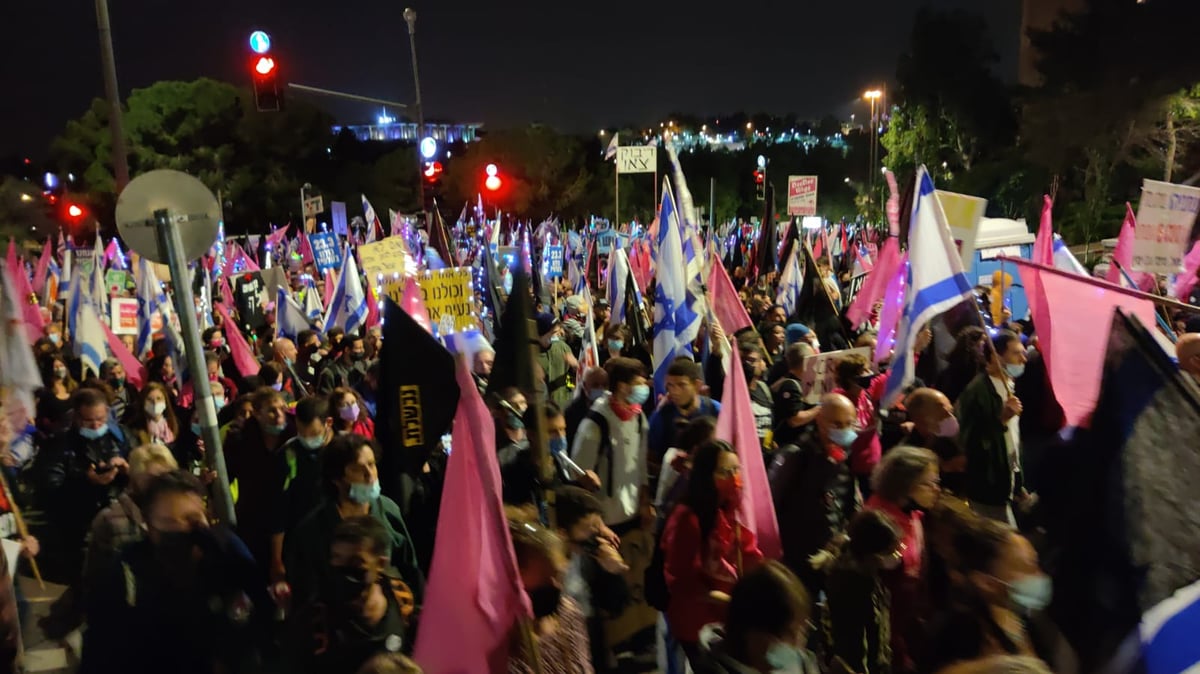 אלפים  מפגינים מול מעון רוה"מ בי-ם • צפו