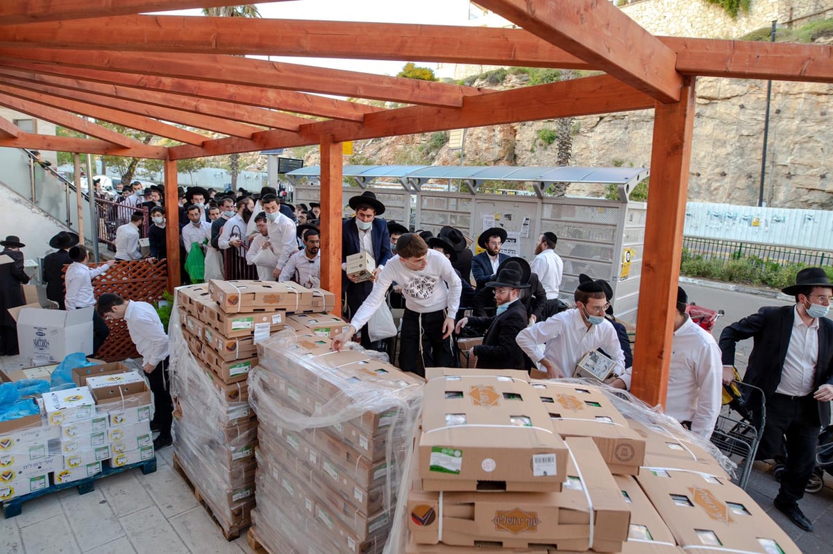 רשת הכוללים 'מגדל עוז' בראשות הרב יחזקאל אתרוג חילקה קמחא דפסחא למאות אברכים