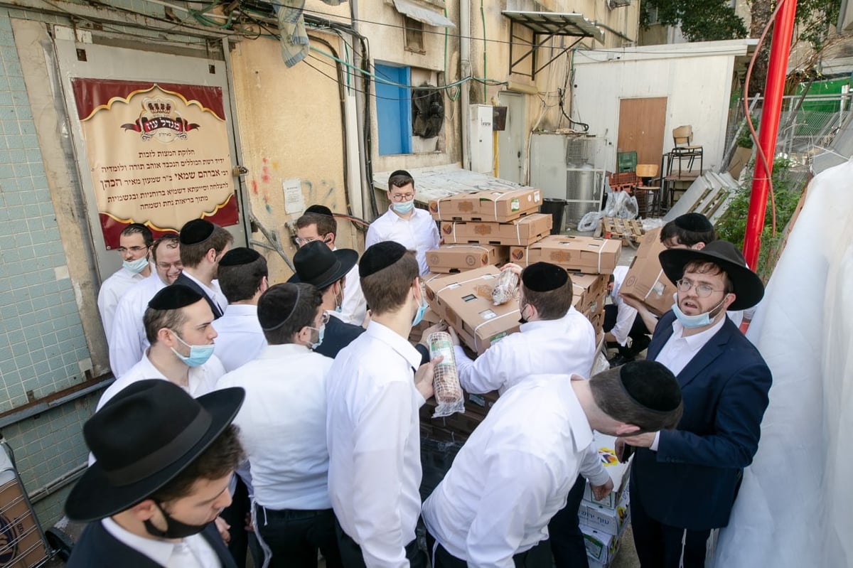 רשת הכוללים 'מגדל עוז' בראשות הרב יחזקאל אתרוג חילקה קמחא דפסחא למאות אברכים