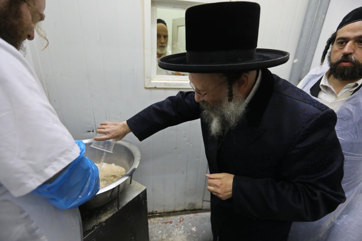 תיעוד: האדמו"רים מנדבורנה באניא וקאליש באפיית מצות