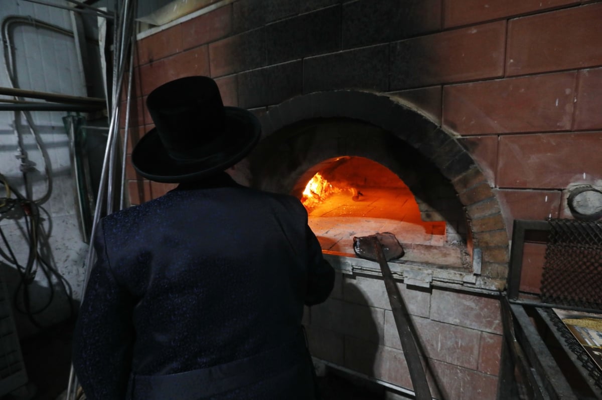 תיעוד: האדמו"רים מנדבורנה באניא וקאליש באפיית מצות