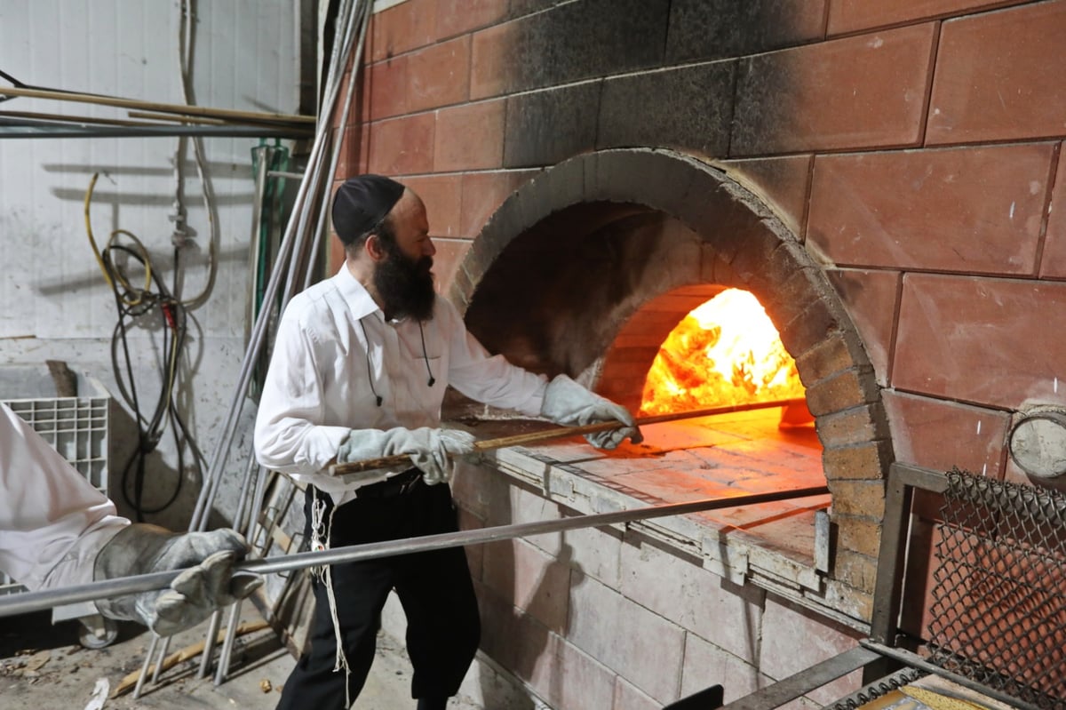 תיעוד: האדמו"רים מנדבורנה באניא וקאליש באפיית מצות