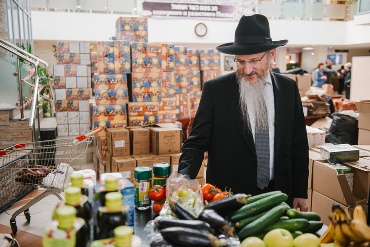 צפו: חלוקת ערכות ליל הסדר במוסקבה