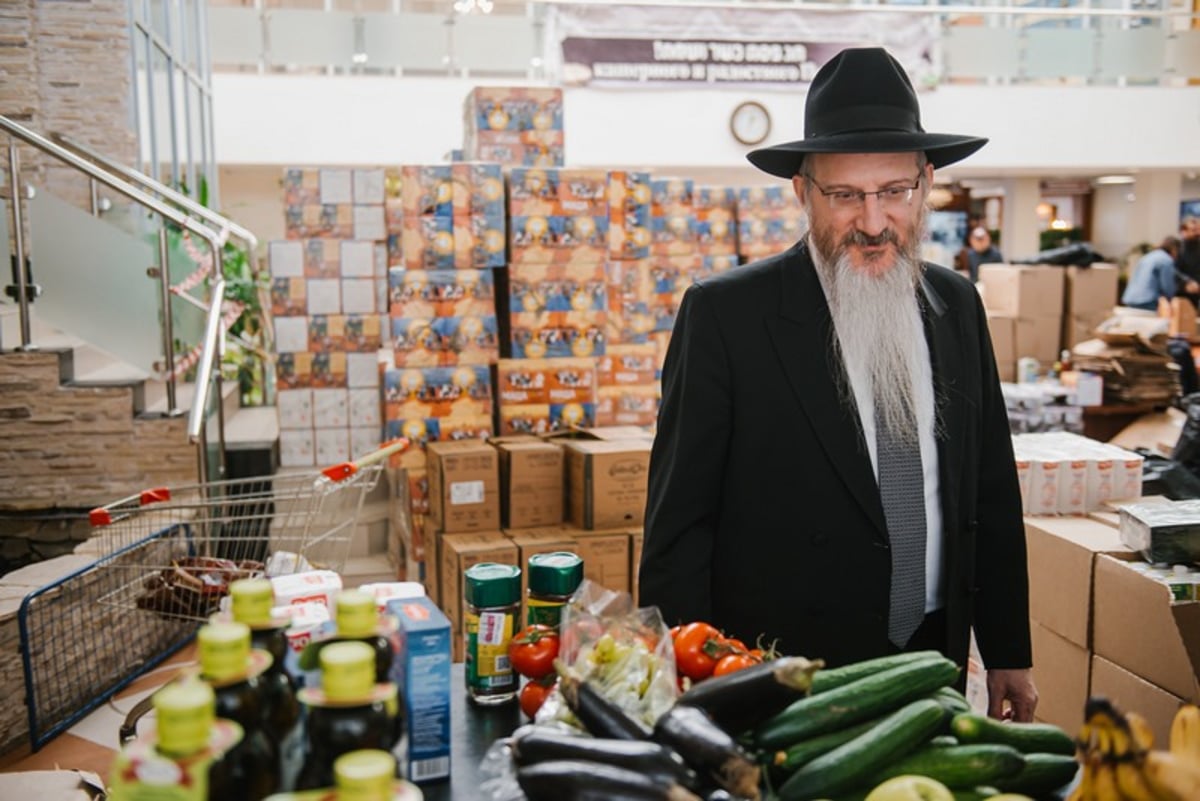 צפו: חלוקת ערכות ליל הסדר במוסקבה