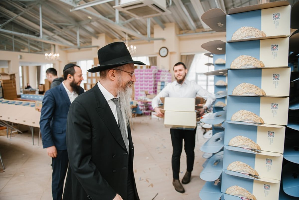 צפו: חלוקת ערכות ליל הסדר במוסקבה