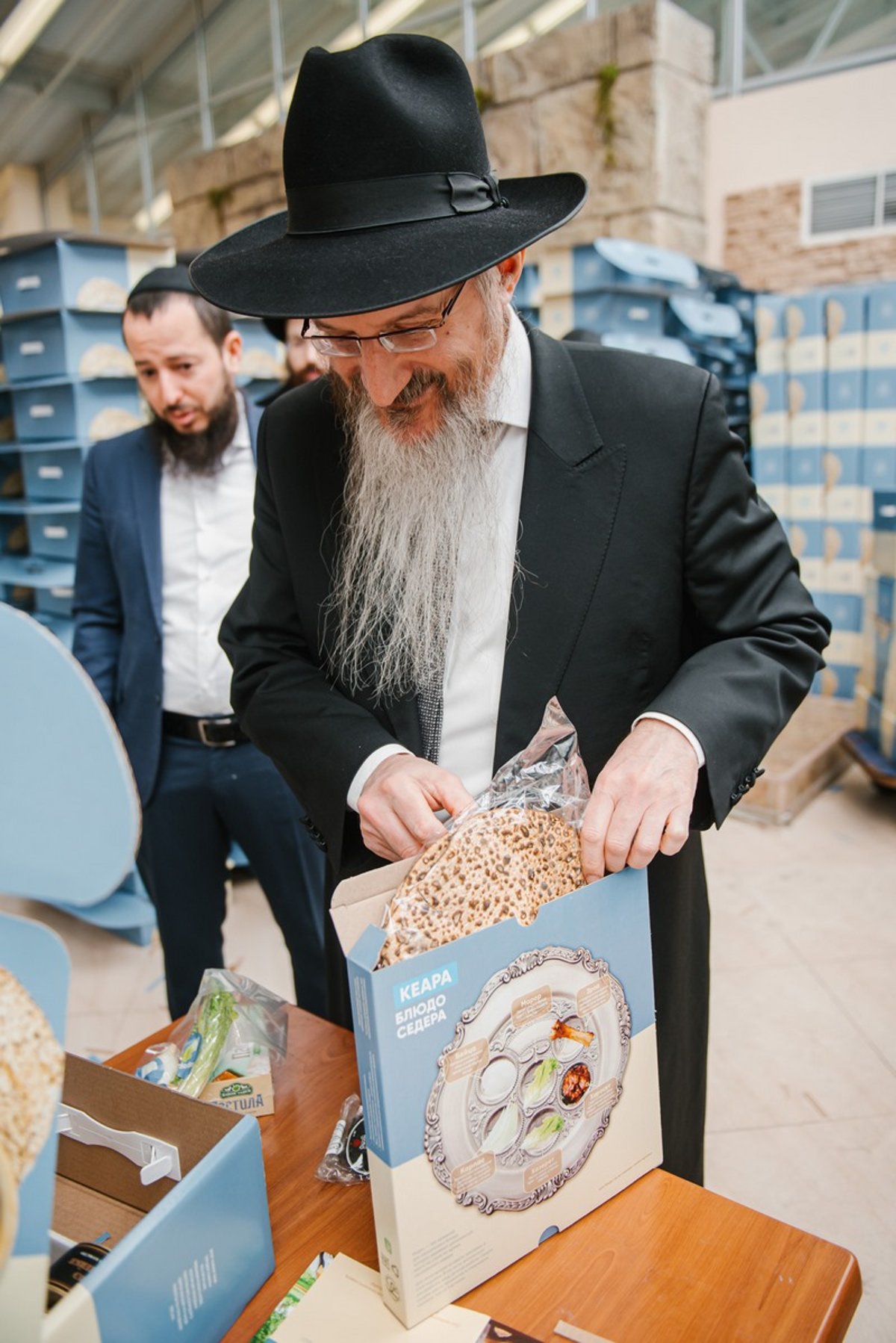 צפו: חלוקת ערכות ליל הסדר במוסקבה