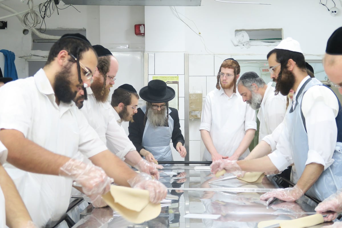 תיעוד: המשפיע הרה"צ רבי נחמן בידרמן באפיית מצות