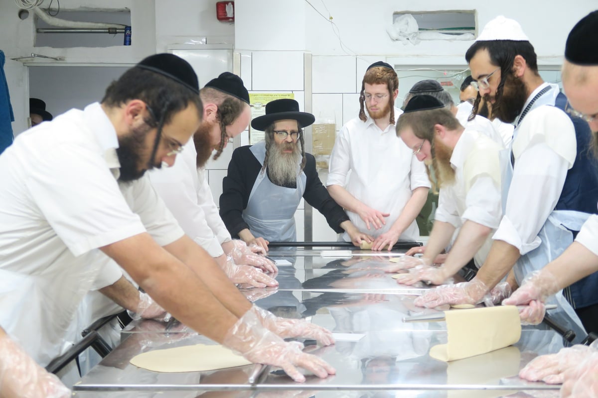 תיעוד: המשפיע הרה"צ רבי נחמן בידרמן באפיית מצות