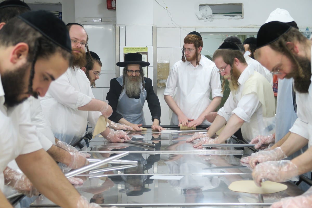 תיעוד: המשפיע הרה"צ רבי נחמן בידרמן באפיית מצות